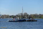 ALSTER (H 8008) mit Ponton GROPPE der LSBG am 20.4.2019, Hamburg, auf der Alster /  Mehrzweckschiff / Lüa 14,5 m, B 4,7 m / Eigner: Landesbetrieb Straßen, Brücken und Gewässer