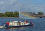 Das Arbeitsschiff H 9424 Brckenprfer, unterwegs auf der Binnenalster in Hamburg.