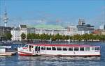 FGS „EILBEK“ H 6036 liegt auf  der Binnenalster und scheint heute Ruhetag zu haben.
L 22,20 m; B 4,94 m; kann 130 Fahrgäste aufnehmen, gebaut 1951 bei J.Oelkers in Hamburg; Flagge D. 18.9.2019 (Hans)
