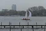 Hamburg am nebligen und trüben 9.11.2020: es wird noch gesegelt, 2 Mann in einer H-Jolle auf der Außenalster