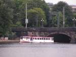 Juli 06 - Binnenalster - Der Alsterdampfer SIELBECK hat gerade die Lombardsbrcken unterquert u steuert jetzt den Jungfernstieg an. Wir alten Hamburger sagen immer noch  Alsterdampfer :-)