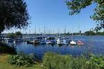 Hamburg am 14.6.2021: Bootsanlage auf der Außenalster an der Straße „Schöne Aussicht“ /
