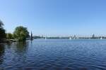 Hamburg am 30.5.2021: Blick von der Hohenfelder Bucht über die Außenalster auf das Stadtpanorama /