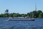 ALSTER CABRIO am 14.6.2021, Hamburg auf der Außenalster    Offenes Fahrgastschiff / Lüa 21,93 m, B 4,0 m, Tg 0,80 m / 1 Diesel,  120 Fahrgäste / Eigner: Alster-Touristik GmbH (ATG) /