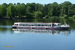 QUARTEERSLÜÜD am 3.6.2022, Hamburg ,Stadtparksee /

Fahrgastschiff (Barkasse) / Lüa 25,56 m, B 5,2 m, Tg 1,3 m / 130 Pass. / Alster-Touristik GmbH (ATG) / 1994 bei Menzer, Hamburg-Bergedorf 
