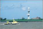 Das 35 m lange Forschungsschiff ASTERIAS (IMO 8943545) der Rijkswaterstaat Noord-Nederland passiert den Radarturm Knock, in dem auch ein Quermarkenfeuer untergebracht ist. Scan eines Dias vom 05.04.2005.
