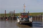 Die kleine Autofähre DITZUM wendet im Hafen von Petkum um nach DITZUM am andere Ufer der Ems zurückzukehren. Die DITZUM wurde 1926 auf der Meyer-Werft in Papenburg gebaut, ist 24,29 m lang und 5.96 m breit. Bis zu 3 PKW und 90 Passagiere finden auf ihr Platz. 24.02.2019