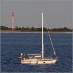 Die Segelyacht KALEIDOS passiert Deutschlands höchsten Leuchtturm Campen (Int. Nr. B0983). Der 65,3 m hohe Leuchtturm ist seit 1891 in Betrieb und sendet sein Licht etwa 55 km hinaus. 22.09.2019