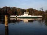 Fhre  Luise . Sie verbindet das  Festland  mit der Pfaueninsel in der Havel im Sden von Berlin. Die  Luise  wurde am 24.Mai 2011 in Dienst gestellt. Sie ist ca.30m lang und kann bis zu 150 Besucher befrdern. Die Transportkapazitt betrgt 20 Tonnen. Der Antrieb erfolgt durch zwei 145kWh starke Dieselmotore in moderner umweltgerechter Technik. Die Baukosten betrugen 920000. Foto:03.11.2011  