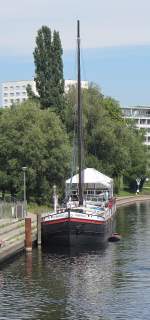 Der  Sturmvogel  in Potsdam auf der Havel dient als Wasserrestaurant.(15.8.2012)