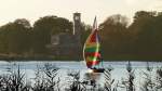 Langsam geht das Segeljahr fr die meisten Bootsbesatzungen zu Ende. Segelboot mit aufgebauchtem Spinnaker auf der Unterhavel vor der Sacrower Heilandskirche. Foto:18.10.2013 