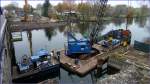 Arbeitsschute (ENI-Nr.05601930) der Fa.Mette, Wasserbau, als Arbeitsplattform fr einen Raupen-Drehkran. Am Arbeitsgeschirr hngt ein Vibrationsgert zum Einrtteln von Spundbohlen. Angedockt hat das Schubboot (ENI-Nr.05601750)  TRAVE . Es finden Vorarbeiten am stlichen Ufer der Unteren Havel-Wasserstrae im unmittelbaren Bereich der Freybrcke im Berliner Bezirk Spandau, OT Wilhelmstadt statt. Foto:18.11.2013