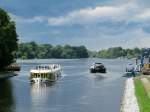 Am 24.06.2014 begegnen sich FGS Sanssouci (04808290) und GMS Marcel (04030900) bei herrlichem Hintergrund im Sacrow-Paretzer-Kanal / Havel / Weißer See.