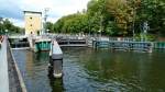 Die Schleuse Berlin Spandau. Blick auf das Unterwasser. Die Schleuse liegt im Zuge der Havel-Oder-Wasserstraße (HOW) bei km 0,58. Kammerlänge 115m. Kammerbreite 12,50m. Je nach Pegelstand des Ober- oder Unterwassers beträgt die Fallhöhe 1,80m bis 2,40m. Foto:17.08.2014