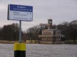 Wasserstraen Hinweisschild an der Unterhavel. Im oberen Drittel ein touristischer Hinweis auf die am westlichen Ufer gelegene Sacrower Heilandskirche. Foto: 23.02.2008  
