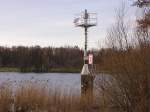 Wo so schne blaue Hinweisschilder stehen (#4459 und #4460 sehen ja fast schon wie Autobahn Schilder aus) herrscht auch Schiffsverkehr. Und weil es hier bei Kuhhorn recht eng auf der Unterhavel wird, hat die Wasserstraenverwaltung dieses elektrisch betriebene Seezeichen aufgestellt. Foto: 23.02.2008 