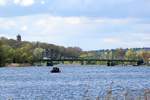 Blick von der Sacrower Heilandskirche auf die Havel und die Glienicker Brücke am 19.04.2017.