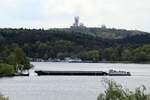 Blick von der Haveldüne in Berlin-Gatow auf das Pichelsdorfer Gmünd und den Teufelsberg mit den zerfallenen Ruinen der ehemaligen Abhörstation am 19.04.2017. Ein Poln. Schubverband befährt die Havel zu Berg nach Berlin-Spandau.