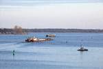 Blick von der Seegartenbrücke in Kirchmöser West auf den Plauer See / Havel zu Berg / Östliche Richtung am 04.12.2019. Ein Schubverband fährt Richtung Quenzsee / Brandenburg / Havel und das GMS Michael B (04031030) Richtung Wendsee / EHK / Schleuse Wusterwitz. 