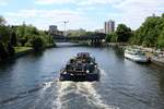 Blick auf die Havel am 15.05.2020 in Berlin-Spandau. Das Schubboot BIRK.B (05801510) fuhr zu Tal. 