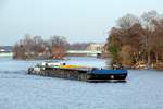 Schubboot  EDDA  (05609510 , 25,66 x 8,19m) und der GSL  UG22  (05605100 , 65 x 9,50m) am 27.01.2021 auf  HAVEL - Talfahrt zw. der Spandauer-See-Brücke und der Eiswerderbrücke.