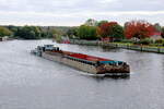 Schubboot  EDDI  (05801380 , 25,65 x 8,18m) schob am 17.10.2021 die Leichter ED5 u. ED27 auf der  HAVEL  in Berlin-Spandau Höhe des Tankschiffhafens zu Berg.