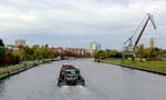 Schubboot  EDDI  (05801380 , 25,65 x 8,18m)  schob am 17.10.2021 die Leichter ED27 u. ED5 auf der  HAVEL  in Berlin-Spandau zu Berg.