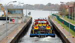 Schubboot  DAGOBERT  (05604440 , 14 x 8,20m) am 15.11.2021 bei der Ausfahrt aus der Nordkammer der  SCHLEUSE BRANDENBURG / HAVEL  zu Tal.