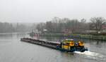 Bei Nassem Trüben Wetter schob am 14.12.2021 das Schubboot  DAGOBERT  (05604440 , 14 x 8,20m) drei je 32,50m lange Leichter auf der  HAVEL  in Berlin-Spandau zu Tal.   