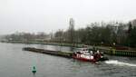 Bei Nass-Trübem Wetter schob am 14.12.2021 das Schubboot  MAX I (05607800 , 14 x 8,16m) zwei je 32,50m lange Leichter auf der  HAVEL  in Berlin-Spandau zu Tal. Hier zu sehen am Tankschiffliegehafen. 