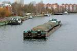 Schubboot  EDUARD  (05612110 , 14,06 x 8,16m) schob am 03.01.2022 zwei mit Holhackschnitzeln beladene Leichter vom Ruhlebener Altarm zum Teltowkanal , zum dortigen Kraftwerk in Berlin-Rudow.