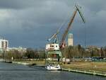GMS  CLAUDIA  (04021430 , 80 x 7,90m) lag am 22.02.2022 am alten Hafenkran des Oberhafens in Berlin-Spandau /  HAVEL  und wartete auf das Bunkerboot. 