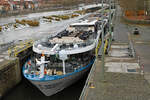 Kreuzfahrtschiff GEOFFREY CHAUCER (MMSI 269057715)liegt am 01.12.2021 in der Schleuse an der Alten Mainbrücke in Würzburg.