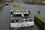 Das Kreuzfahrtschiff GEOFFREY CHAUCER (MMSI 269057715) hat am 01.12.2021 gerade die Schleuse an der Alten Mainbrücke in Würzburg verlassen und ist nun talfahrend unterwegs in Richtung