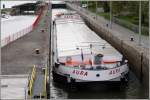 MS AURA (04802920) am 05.05.2009 nach der Talschleusung in der Schleuse Wrzburg. Lnge 110,00 m, Breite: 11,00 m, Tiefgang: 3,20 m, Tonnage: 2243 t.
