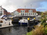 zwei Sportboote passieren auf der Müritz-Elde-Wasserstraße die Drehbrücke in der Inselstadt Malchow; 28.10.2019
