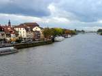 Uferpromenade, leider gleich daneben mit Durchgangsstrasse, und Anlegestelle fr Personenschiffe in Heidelberg im Oktober 2004. Links Ausflugsschiff mit Solar-Antrieb, in der Mitte Kreuzfahrschiff MS  Rgen .