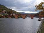 Alte Brcke in Heidelberg im Oktober 2004, rechts Boot mit Solar-Antrieb fr Rundfahrten.