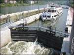 Die Neckar-Schleuse in Heidelberg am 11.05.2006 mit dem Ausflugsschiff  Heidelberg .