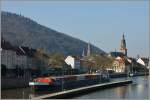 Ein Containerschiff hringen kurz vor der Schleuse in Heidelberg.
(28.03.2012)