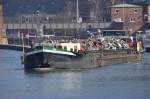 Frachter Inka mit reichlich Hochofenfutter, hier kommt er in Heidelberg Altstadt aus der Schleuse gefahren gen Mannheim. 4.3.2013