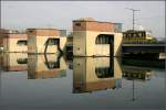 Die Neckarschleuse bei Stuttgart-Hofen wurde zwischen 1955 und 1957 erbaut. ber die Hofener Brcke verluft die Stadtbahntrasse der Linie U14. 02.11.2007 (Matthias)