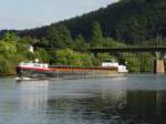 Ein Fracht Binnenschiff am 10.09.15 in Neckargemünd mit dem Namen Santa Maria