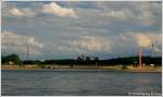 Duisburg - Mndung der Ruhr in den Rhein (Rhein-Kilometer 780). Rechts im Bild die Landmarke Rheinorange.  Die Skulptur soll eine Landmarke bilden. Die Flussmndung, der grte Binnenhafen Europas, der wichtigste Stahlstandort Europas, ein Technologiestandort mit Zukunft, der Standort des Lehmbruck-Museums als bedeutendes Museum fr moderne Skulptur in Europa sollen als Aspekte des Duisburger Wirtschafts- und Kulturlebens miteinander verknpfen.  Textquelle: Wikipedia