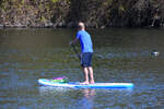 Ein Stehpaddler ist auf der Ruhr unterwegs.