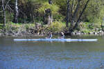 Zwei Damen beim Rudersport auf der Ruhr Ende April 2021 in Witten-Bommern.