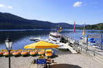 Titisee im Schwarzwald, Schiffsanlegestelle mit MS  Carola  und Ausflugsbooten, Sept.2019