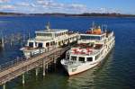 MS Edeltraud (rechts) neben MS Irmingard an der Anlegestelle in Prien am Chiemsee. 14.02.2014