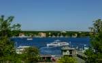 Das Personenschiff MS  Sperber  der Stern und Kreis Schiffahrt GmbH Berlin ist eines sonnigen Frühlingswochenendes auf dem Wannsee unterwegs.