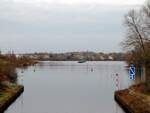 Blick von der Parkbrücke auf die  GLIENICKER LAKE / TELTOWKANAL  am 07.01.2022. Der Schubverband mit dem Leichter ED40 (04802720) und dem Schubboot Edda (05609510)fuhr zu Berg.